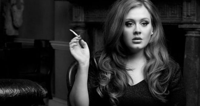 Adele se aferra al primer puesto de la lista de ventas norteamericana y sigue rompiendo records