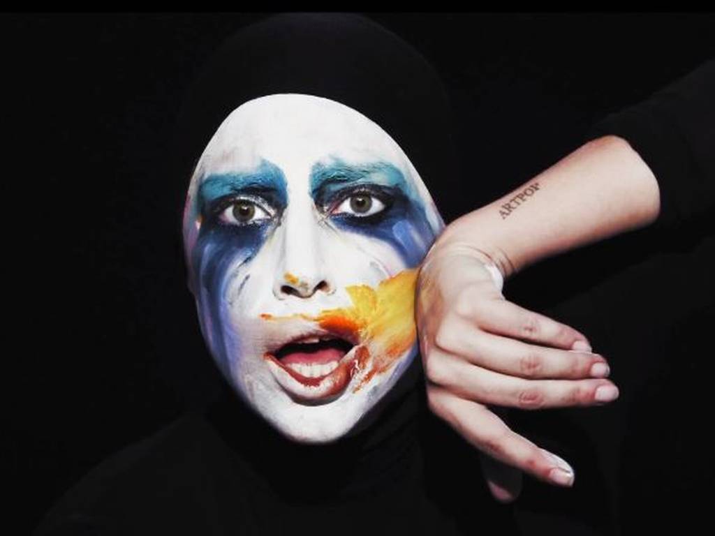 Applause de Lady Gaga remezclada por Empire Of The Sun, Purity Ring y DJ White Shadow
