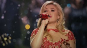 Kelly Clarkson opaca a Mariah Carey por Navidad. Escucha Underneath The Tree